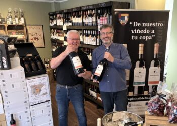 Sergio og Arne, til venstre, tager imod hos Arnes Vinimport i Hjørring. Foto: Palle W. Nielsen