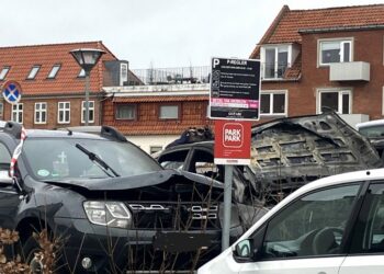 Tirsdag holdt de udbrændte biler stadig på p-pladsen. Foto: Palle W. Nielsen