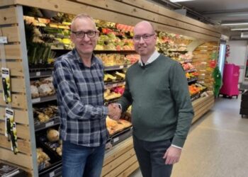 Den nye uddeler i Dagli’Brugsen Hundelev, Flemming Dalgaard (tv), bydes velkommen af formanden for bestyrelsen Tommy Rasmussen. Privatfoto