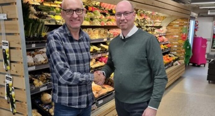 Den nye uddeler i Dagli’Brugsen Hundelev, Flemming Dalgaard (tv), bydes velkommen af formanden for bestyrelsen Tommy Rasmussen. Privatfoto