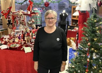 Jette Videnkjær byder indenfor i Dansk Folkehjælps jule-genbrugsbutik i Hjørring. Foto: Palle W. Nielsen