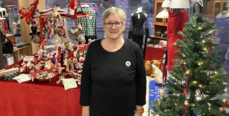 Jette Videnkjær byder indenfor i Dansk Folkehjælps jule-genbrugsbutik i Hjørring. Foto: Palle W. Nielsen