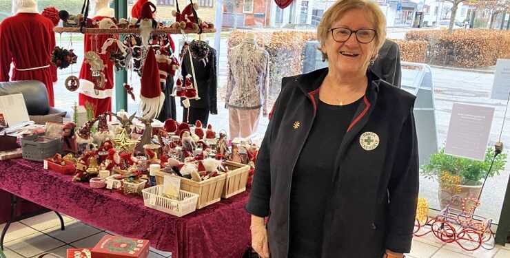 Jette Videnkjær her fotograferet for snart et år siden i Dansk Folkehjælps genbrugsbutik i Hjørring, håber på fortsat opbakning og støtte. Arkivfoto: Palle W. Nielsen