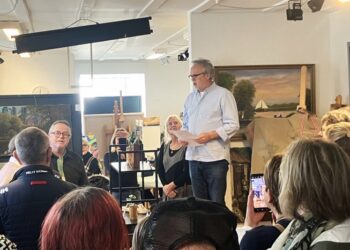 Ib Grønbech holder åbningstale på Galleri Matique.i Hjørring Til venstre galleriejer Brian Lykke. Foto: Palle W. Nielsen