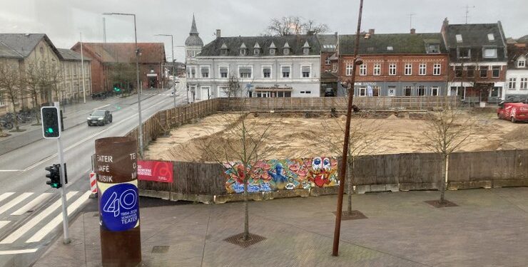 Første spadestik blev taget i maj 2024, og sådan så byggepladsen ud den 26. november 2024 - her åbner Hjørring Kulturskole måske i 2025. Foto: Palle W. Nielsen