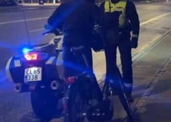 Det kan koste dyrt - på mange måder og for mange - at færdes mørklagt i trafikken. Foto fra politi.dk