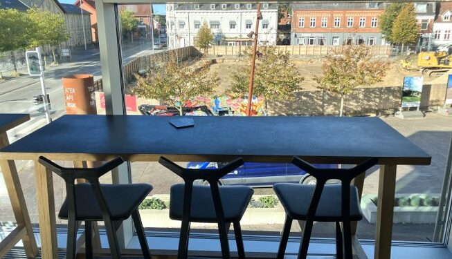 Vendsyssel Teater i Hjørring byder på mange oplevelser - og siddepladser med udsigt til den kommende Hjørring Musiske Skole. Foto: Palle W. Nielsen