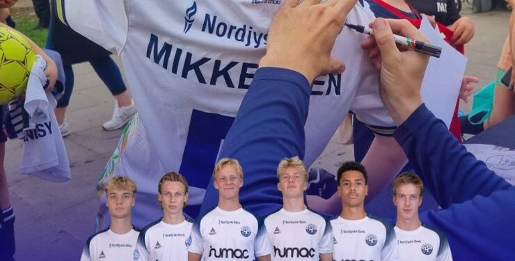 Oskar Øhlenschlæger, Benjamin Clemmensen, Mads Nybo, Marcus Hannesbo, Gustav Mortensen og Mikkel Lassen er i Metropol Shopping Center ved Juleloungen fredag fra klokken 15-16. Foto: VFF