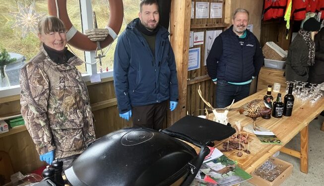 Tannisbugt Jagtforening og Spar-købmanden John bød på lækkerier hos Tversted Bjærgelaug. Foto. Palle W. Nielsen