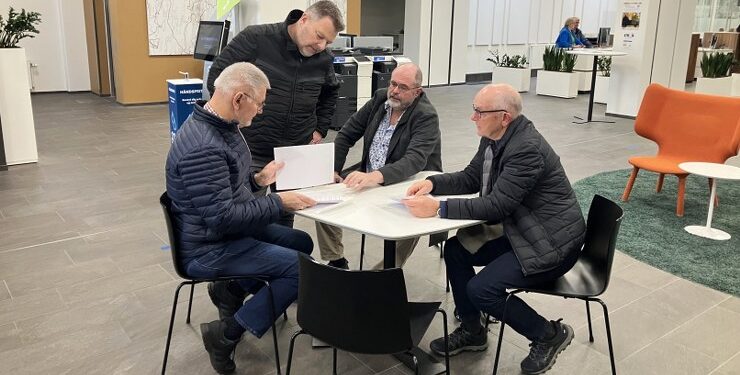 Stående er det formanden for teknik- og miljøudvalget, Søren Homann, sammen med borgergruppens repræsentanter Michael Eriksen, Georg Larsen, til venstre, og Ove Møller, til højre. Foto: Palle W. Nielsen