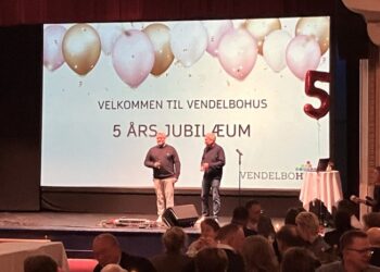 Christian Nygaard og Lars Olaf Skade byder velkommen til Vendelbohus. Foto: Palle W. Nielsen