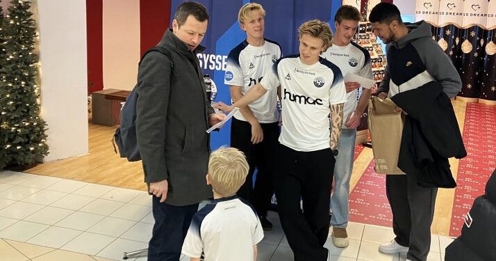 VFF-spillerne hilste på store og små og skrev autografer. i Metropol. Foto: Palle W. Nielsen