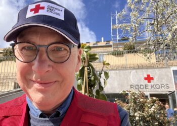 Arne Dørup med kasketten fra Røde Kors. Foto: Privat.