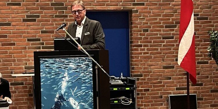 Asger Christensen – Medlem af Europa-Parlamentet, på talerstolen hos Hirtshals Fiskeriforening. Foto (arkiv): Niels Chr. Jakobsen.