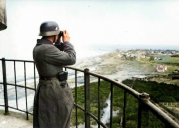 Tysk soldat på udkig i toppen af Hirtshals Fyr. Foto: Bunkergruppen Hirtshals.
