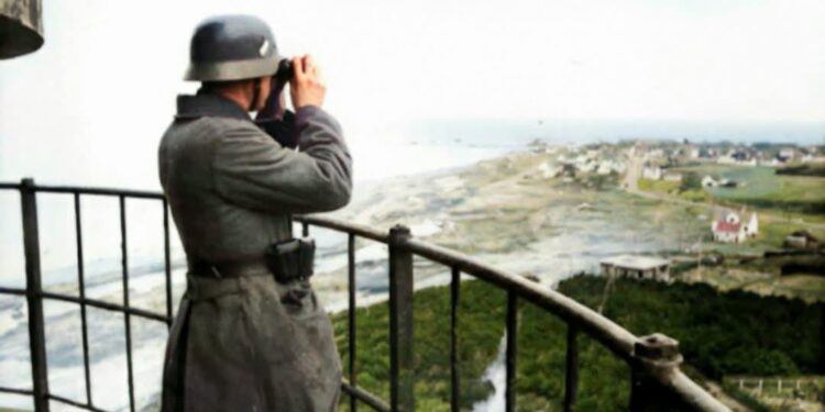 Tysk soldat på udkig i toppen af Hirtshals Fyr. Foto: Bunkergruppen Hirtshals.