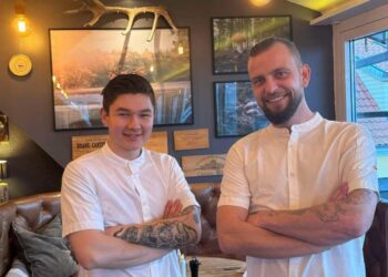 Indehaver og køkkenchef Christoffer Ramberg ses her til højre sammen med kokken Jolan Lade. Foto: Tyler Mehler.