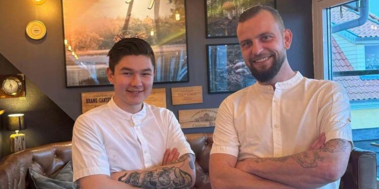 Indehaver og køkkenchef Christoffer Ramberg ses her til højre sammen med kokken Jolan Lade. Foto: Tyler Mehler.