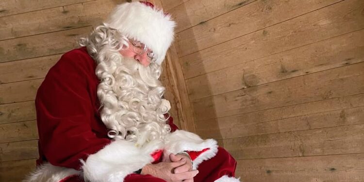 Julemanden sover tungt, men nu skal han vækkes. Arbejdet kalder, julegaverne skal bringes ud! Privatfoto.