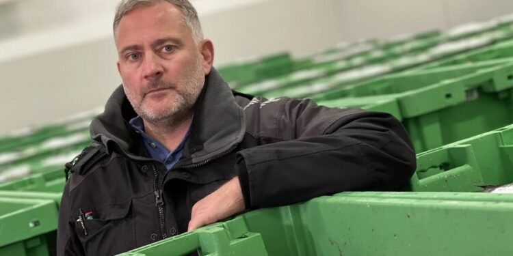 Auktionsmester Finn Møller hos Hirtshals Fiskeauktion. Foto: Mette Nielsen / TV2 Nord.