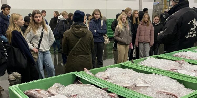 Auktionsmester Finn Møller Jensen med eleverne på Hirtshals Fiskeauktion. Foto: Rikke Mailund.