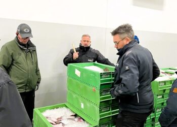 Auktionsmester Finn Møller (th). Foto: Niels Chr. Jakobsen.