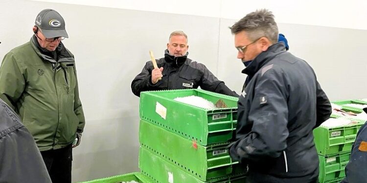 Auktionsmester Finn Møller (th). Foto: Niels Chr. Jakobsen.