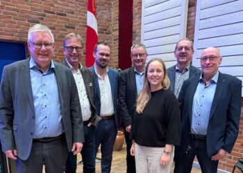 Ud over formand Niels Kr. Nielsen (yderst til højre) og næstformand Elin Tindskard ses her Søren Smallbro (V), borgmester i Hjørring Kommune, Asger Christensen (V), MEP, Kristian Bøgsted (DD), fiskeriordfører, Svend-Erik Andersen, formand for Danmarks Fiskeriforening og Bjarne Laustsen (S), fiskeriordfører. Foto: Fiskeri Tidende.