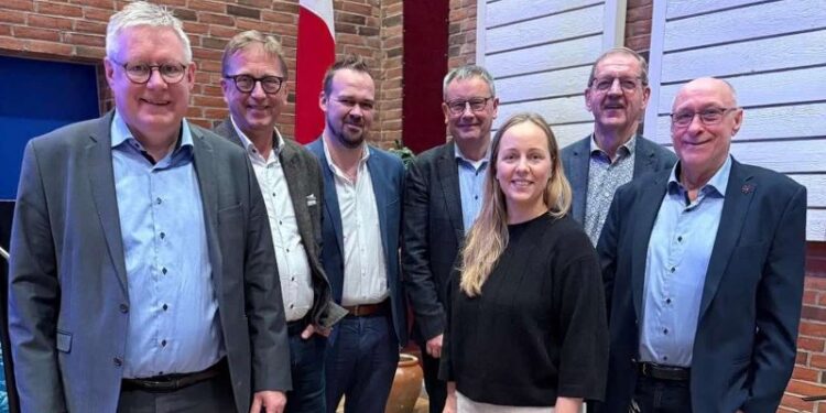 Ud over formand Niels Kr. Nielsen (yderst til højre) og næstformand Elin Tindskard ses her Søren Smallbro (V), borgmester i Hjørring Kommune, Asger Christensen (V), MEP, Kristian Bøgsted (DD), fiskeriordfører, Svend-Erik Andersen, formand for Danmarks Fiskeriforening og Bjarne Laustsen (S), fiskeriordfører. Foto: Fiskeri Tidende.