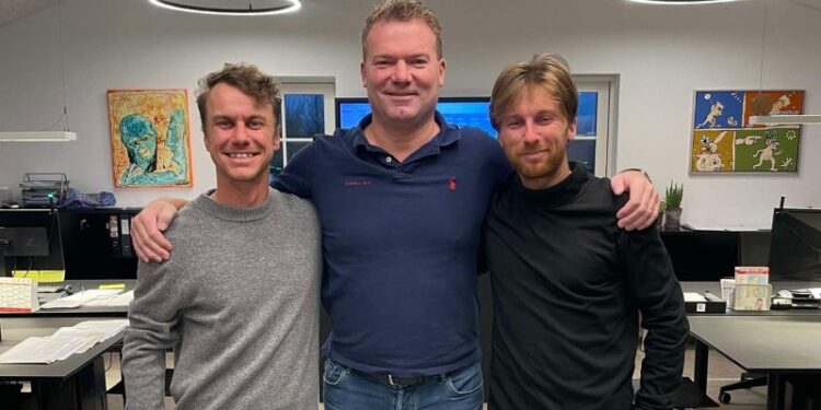 Henrik Fjordbak stående mellem brødrene Søren og Rasmus Broholt Lind. Foto: Privat.