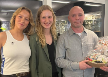 To spillere - Anna Harritsø og Laura Jensen - takker træner Martin Einarsson for arbejdet med holdet. Der er også en tak til Mark Westergaard, som ikke kunne være med til festen.