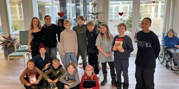 Klub Læseglad fra Løkken Skole. Foto: Plejecenteret Havgården.