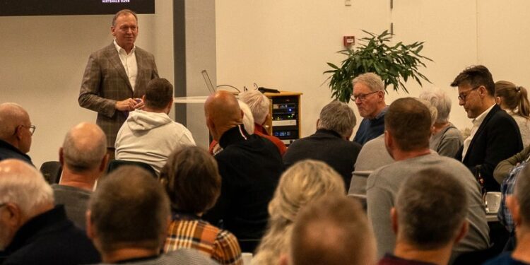 Michael Lundgaard Thomsen bød som ny bestyrelsesformand velkommen til Havnedag for alle i 2024. Foto: Hirtshals Havn.