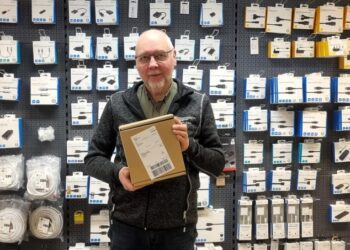 Tommy Høj hos Høj Data er klar til at returnere YOU SEE TV-boxe fra deres postbutik. Foto: Privat.