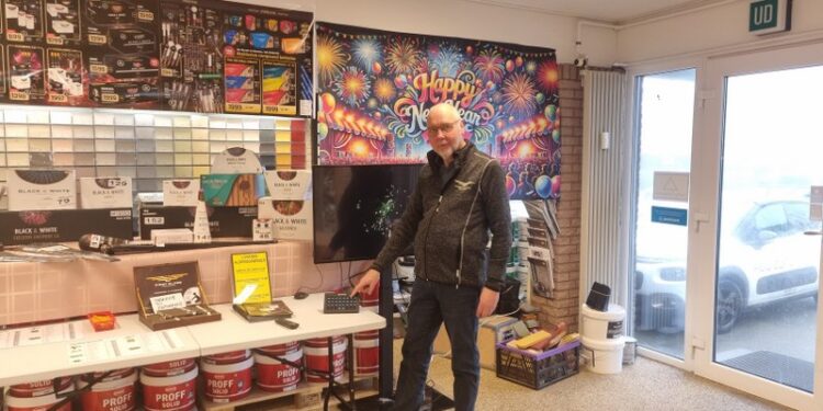 Tommy Høj ved fyrværkerisalget hos Høj Data i Hirtshals.