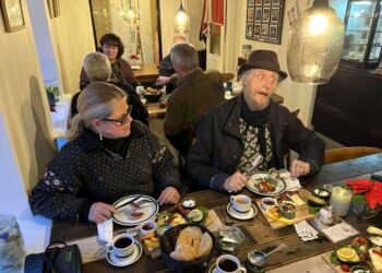 Filur og kunstner Henrik Woodpek Sigensgaard underholder resten af bordet siddende ved siden af kollegaen Vibeke Stensgaard. Foto: Niels Skipper.