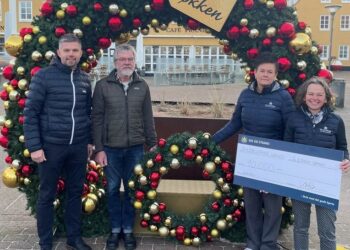 Ved overrækkelsen af de 10.000 kr. var Ole Kjær og Mogens Knudsen fra julebelysningsudvalget/Løkken.dk samt Jeanette Vingaard og Charlotte Rehder Borup fra Sol og Strand Løkken til stede.