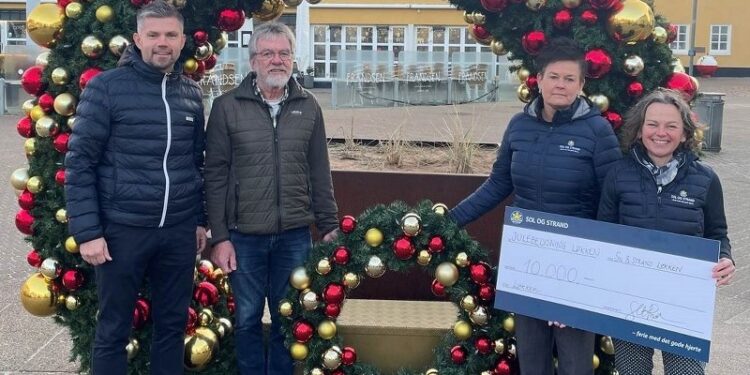 Ved overrækkelsen af de 10.000 kr. var Ole Kjær og Mogens Knudsen fra julebelysningsudvalget/Løkken.dk samt Jeanette Vingaard og Charlotte Rehder Borup fra Sol og Strand Løkken til stede.