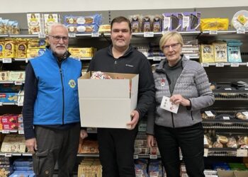 Mogens Mortensen, Dennis Christensen og Esther Mortensen fra henholdsvis Lions, Rotary og Inner Wheel uddelte julekasser.