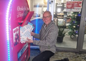 Postkassen til julelotteriet tømmes af formand Tommy Høj fra Hirtshals Handel & Erhverv. Foto: HHE.