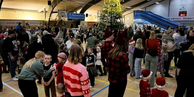 Propfyldt var der omkring juletræet lørdag i Hirtshals Idrætscenter. Foto: Niels Skipper.