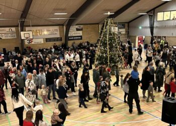JUuemanden sang for omkring juletræet i 2024. Foto: Niels Skipper.