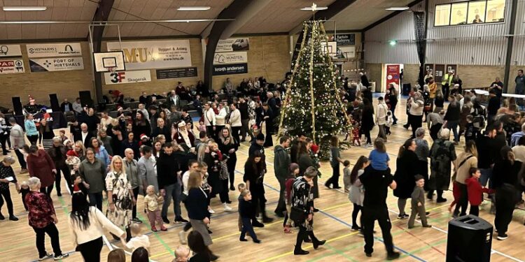 JUuemanden sang for omkring juletræet i 2024. Foto: Niels Skipper.