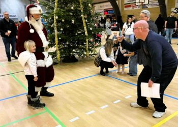 Adskillige børn stillede op til fotografering med den populære julemand i 2024. Foto (arkiv): Niels Skipper.
