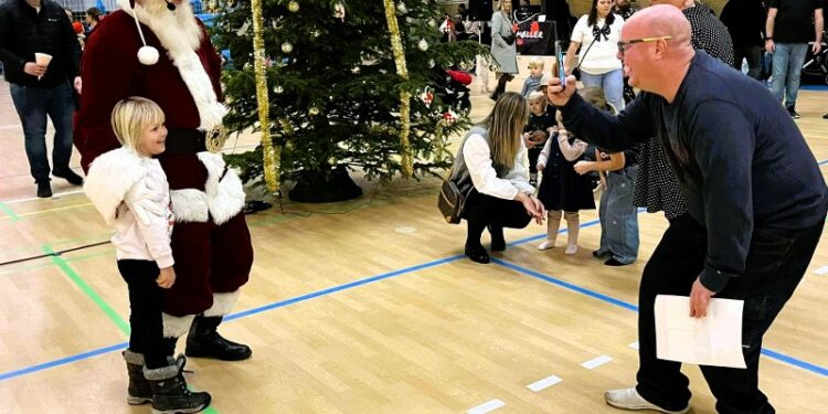 Adskillige børn stillede op til fotografering med den populære julemand i 2024. Foto (arkiv): Niels Skipper.