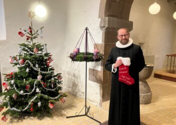 Tversted-Uggerbys populære og folkelige sognepræst Johan Hermann Rump leder slagets gang søndag i Tversted Kirke. Arkivfoto: Palle W. Nielsen.