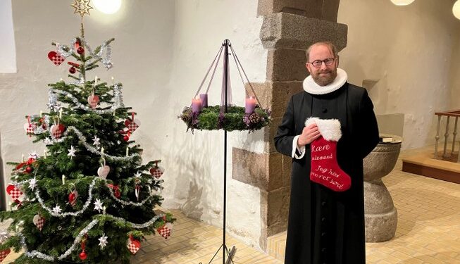 Tversted-Uggerbys populære og folkelige sognepræst Johan Hermann Rump leder slagets gang søndag i Tversted Kirke. Arkivfoto: Palle W. Nielsen.