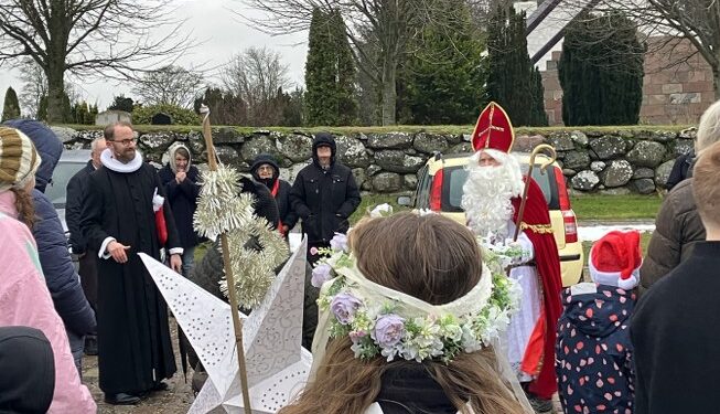 Julemanden, præsten og englen med flere er søndag klar i og ved Tversted Kirke. Arkivfoto: Palle W. Nielsen