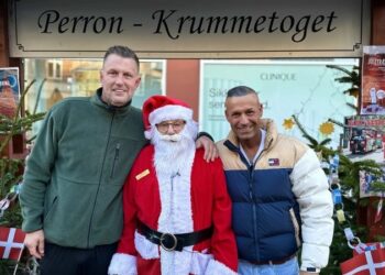 Hver jul hopper Krumme i julemandskostumet. Her sammen med Dolken og Knaldperlen. Foto: Josefine Blicher Brader / TV2 Nord.