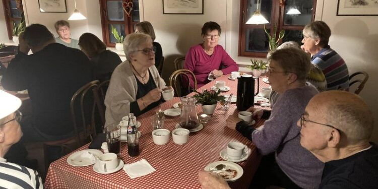 Frivillige forsamlet til juleafslutning i Mettes Kaffestue. Foto: Tornby Gl. Købmnadsgård.